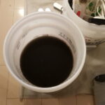 座間市のエアコンクリーニングで高圧洗浄した真っ黒な汚水