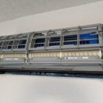 組み立て中の東芝エアコン