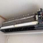 外されたエアコン内部