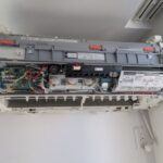 パナソニック製エアコンを分解している様子