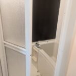 浴室クリーニング後のきれいになった浴室ドア